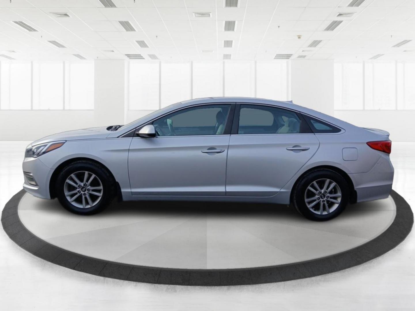 2015 Hyundai Sonata SE (5NPE24AF0FH) with an 2.4L L4 DOHC 16V engine, 7-Speed Automatic transmission, located at 401 Woodman Dr, Riverside, OH, 45431, (937) 908-9800, 39.761024, -84.120956 - Photo#5