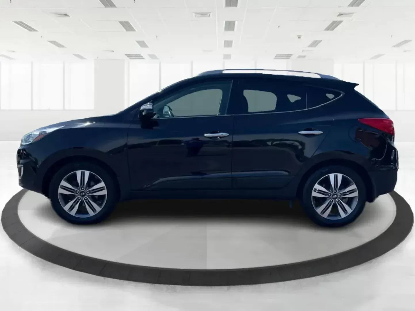 2015 Hyundai Tucson Limited (KM8JUCAG0FU) with an Theta II 2.4L I-4 gasoline direct injection engine, located at 401 Woodman Dr, Riverside, OH, 45431, (937) 908-9800, 39.761024, -84.120956 - Photo#5