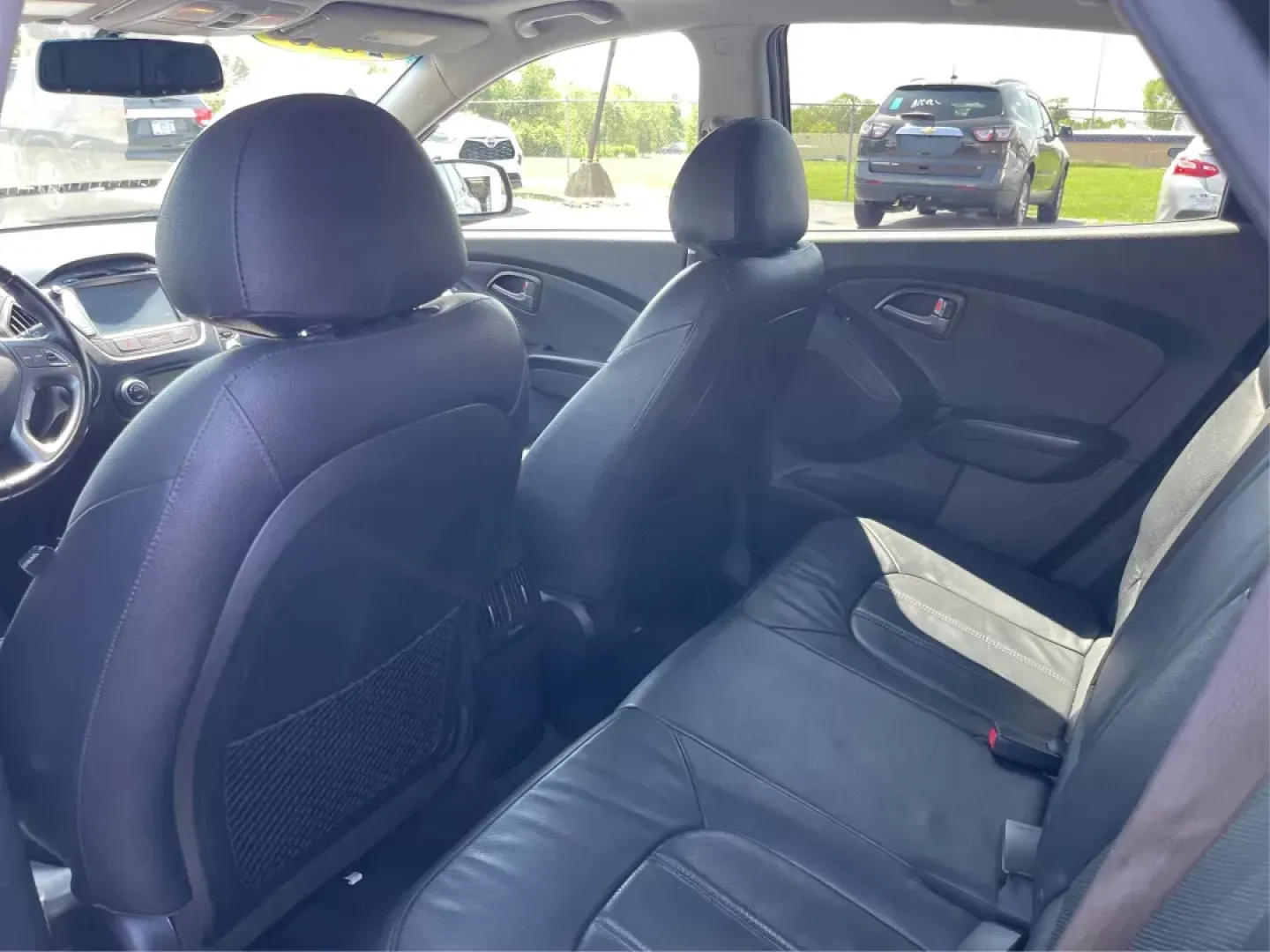 2015 Hyundai Tucson Limited (KM8JUCAG0FU) with an Theta II 2.4L I-4 gasoline direct injection engine, located at 401 Woodman Dr, Riverside, OH, 45431, (937) 908-9800, 39.761024, -84.120956 - Photo#9