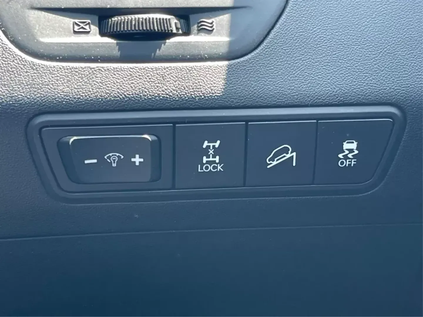 2015 Hyundai Tucson Limited (KM8JUCAG0FU) with an Theta II 2.4L I-4 gasoline direct injection engine, located at 401 Woodman Dr, Riverside, OH, 45431, (937) 908-9800, 39.761024, -84.120956 - Photo#16