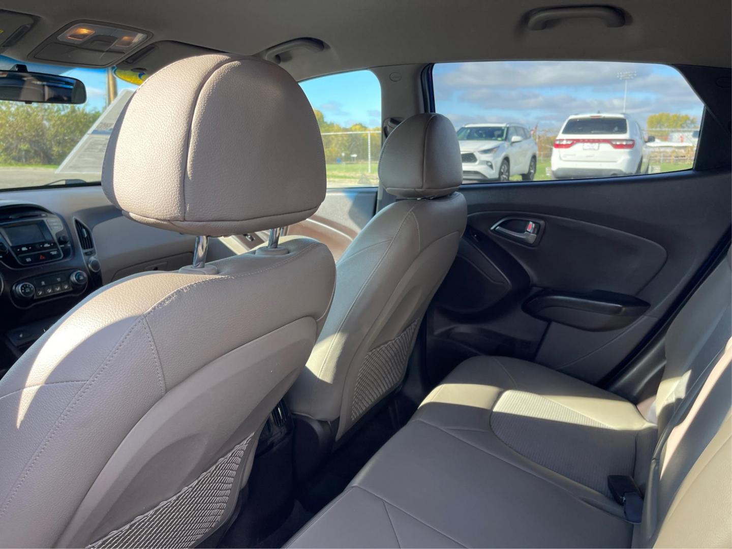 2015 Hyundai Tucson GLS AWD (KM8JUCAG7FU) with an 2.4L L4 DOHC 16V engine, 6-Speed Automatic transmission, located at 880 E. National Road, OH, 45377, (937) 908-9800, 39.891918, -84.183975 - Photo#9
