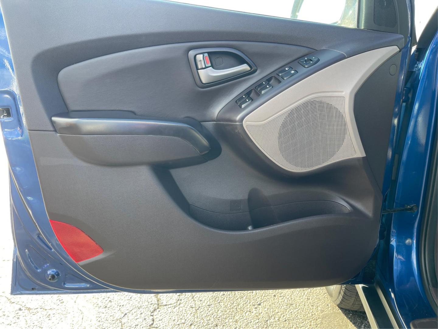 2015 Hyundai Tucson GLS AWD (KM8JUCAG7FU) with an 2.4L L4 DOHC 16V engine, 6-Speed Automatic transmission, located at 880 E. National Road, OH, 45377, (937) 908-9800, 39.891918, -84.183975 - Photo#18