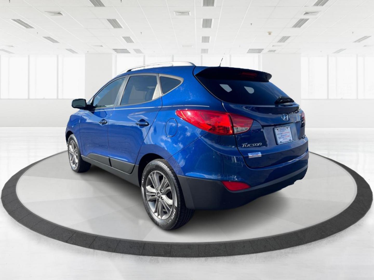 2015 Hyundai Tucson GLS AWD (KM8JUCAG7FU) with an 2.4L L4 DOHC 16V engine, 6-Speed Automatic transmission, located at 880 E. National Road, OH, 45377, (937) 908-9800, 39.891918, -84.183975 - Photo#4