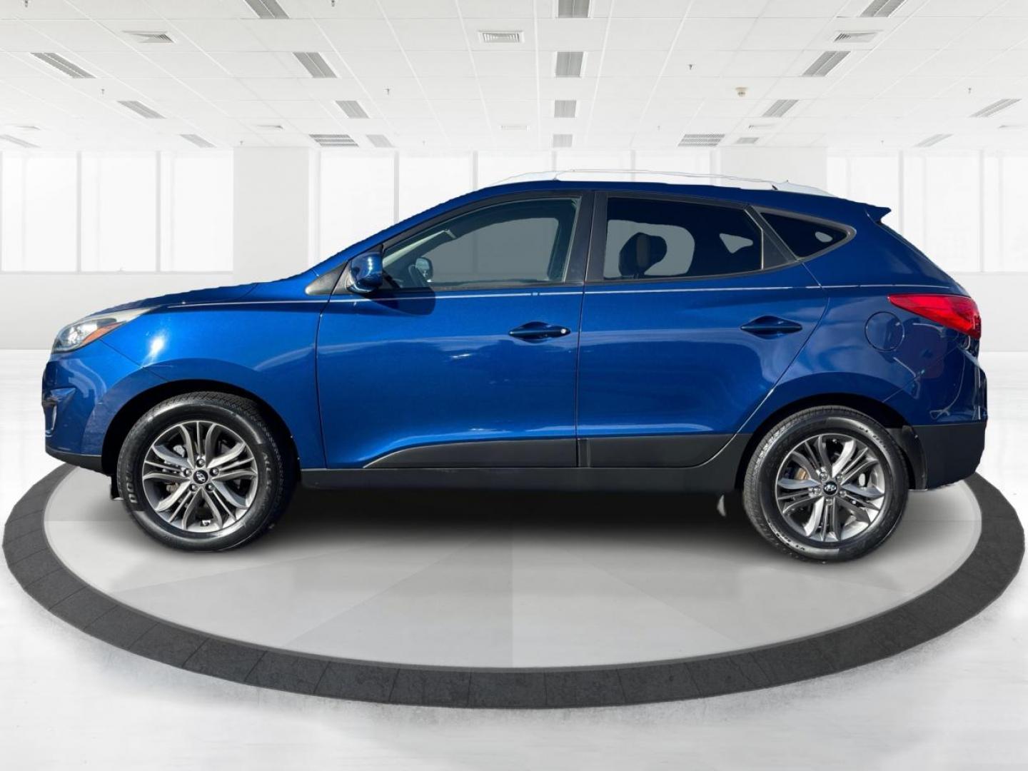 2015 Hyundai Tucson GLS AWD (KM8JUCAG7FU) with an 2.4L L4 DOHC 16V engine, 6-Speed Automatic transmission, located at 880 E. National Road, OH, 45377, (937) 908-9800, 39.891918, -84.183975 - Photo#5