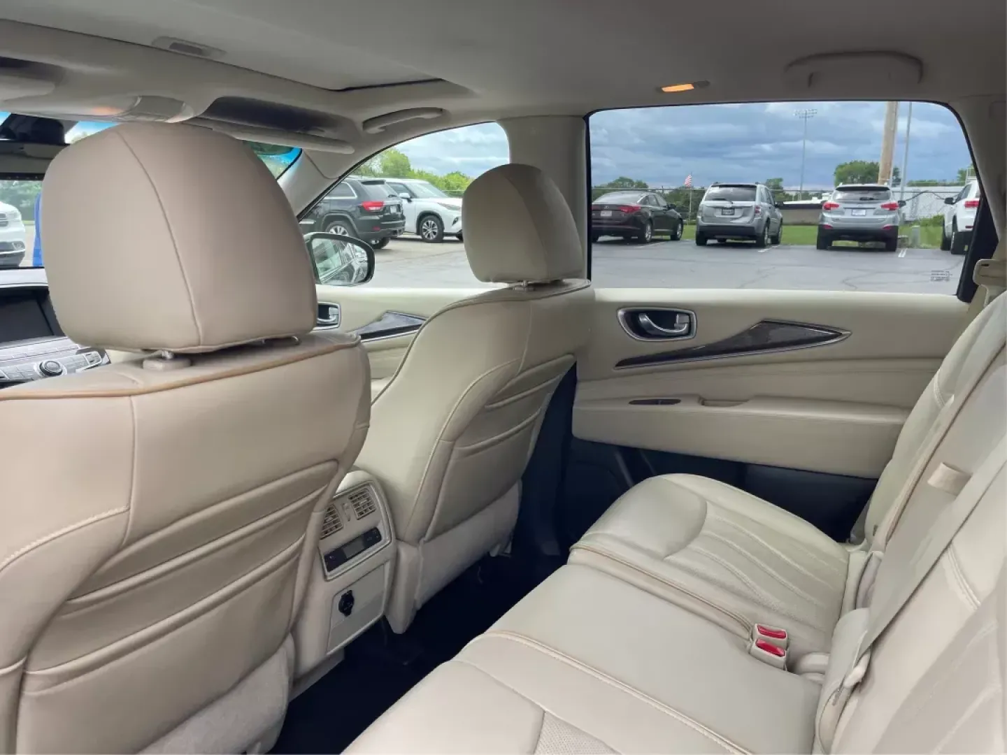 2015 Infiniti QX60 Base (5N1AL0MM9FC) with an Other engine, located at 1184 Kauffman Ave, Fairborn, OH, 45324, (937) 908-9800, 39.807072, -84.031563 - Photo#8