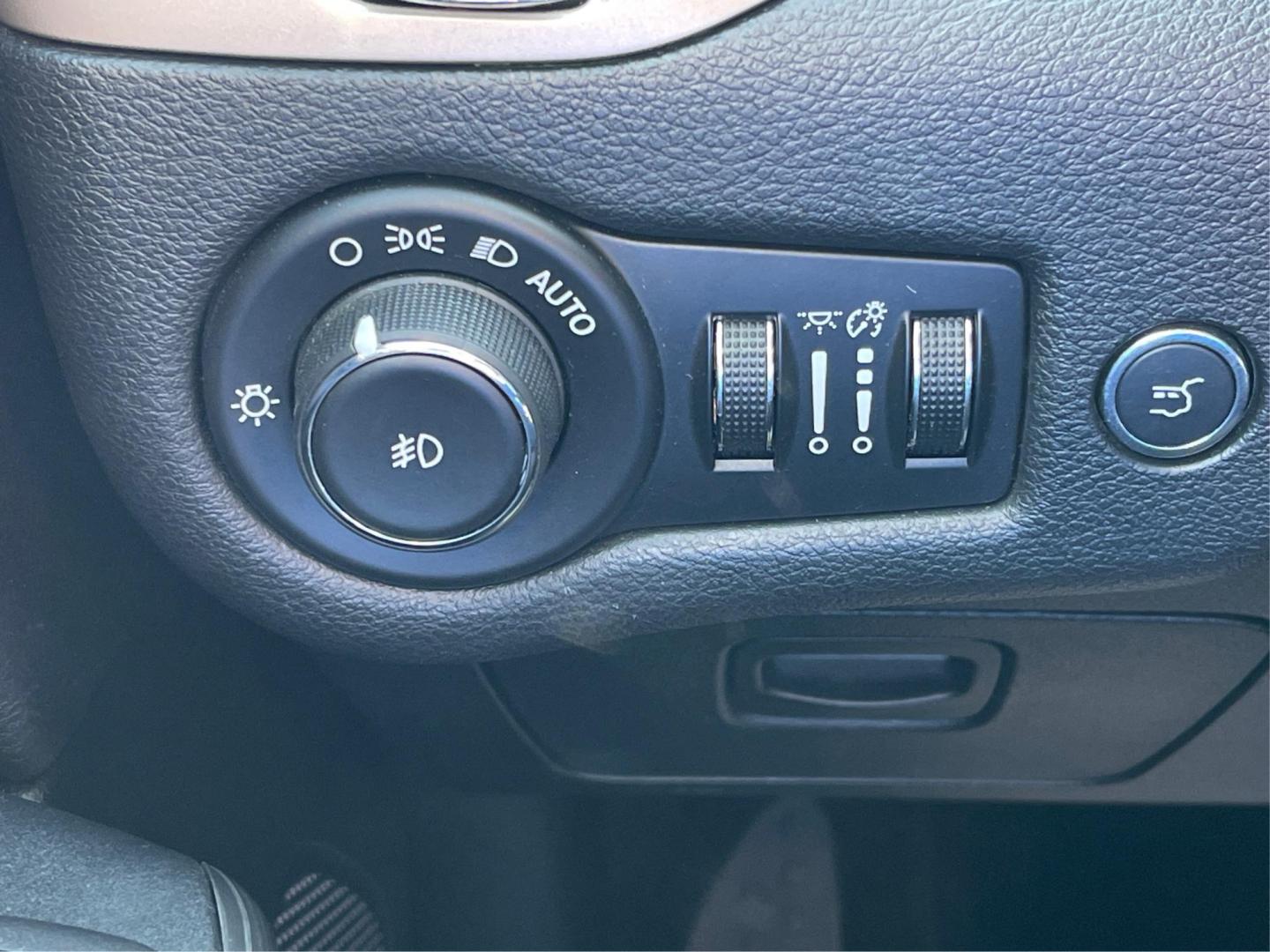 2015 Jeep Cherokee Latitude (1C4PJLCS0FW) with an Other engine, located at 4508 South Dixie Dr, Moraine, OH, 45439, (937) 908-9800, 39.807072, -84.031563 - Photo#16