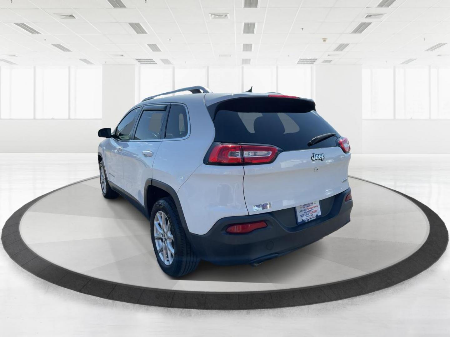 2015 Jeep Cherokee Latitude FWD (1C4PJLCB5FW) with an 2.4L L4 DOHC 16V engine, 9-Speed Automatic transmission, located at 401 Woodman Dr, Riverside, OH, 45431, (937) 908-9800, 39.761024, -84.120956 - Photo#4