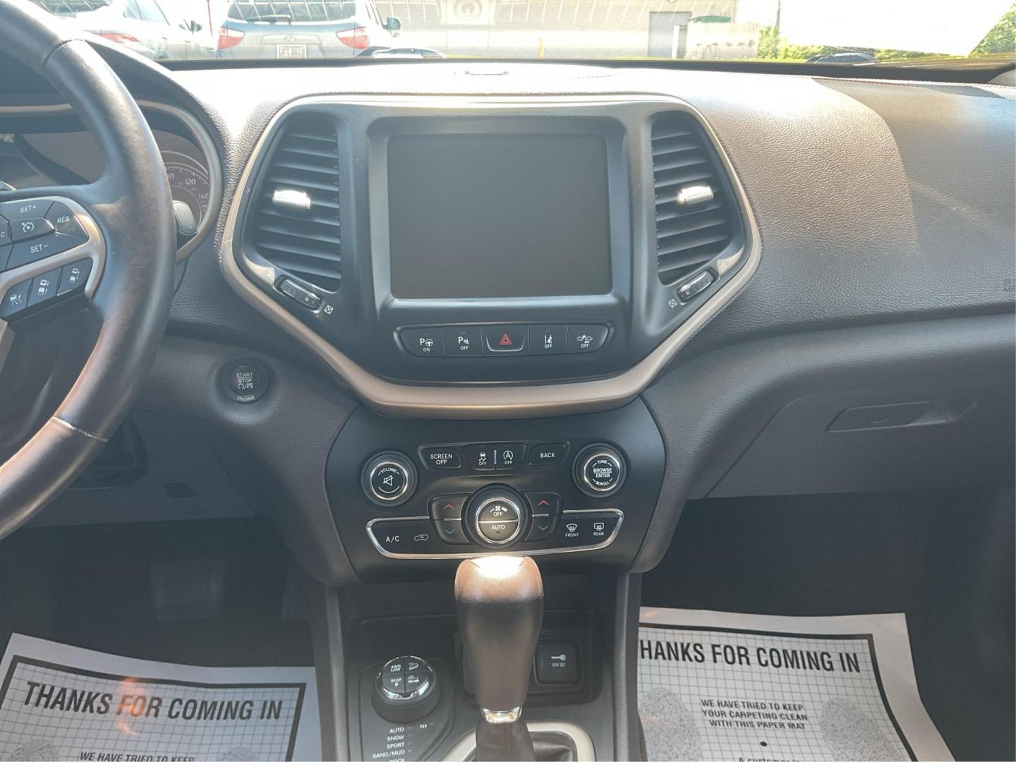 2015 Jeep Cherokee Trailhawk 4WD (1C4PJMBSXFW) with an 3.2L V6 DOHC 24V engine, 9-Speed Automatic transmission, located at 1184 Kauffman Ave, Fairborn, OH, 45324, (937) 908-9800, 39.807072, -84.031563 - Photo#11