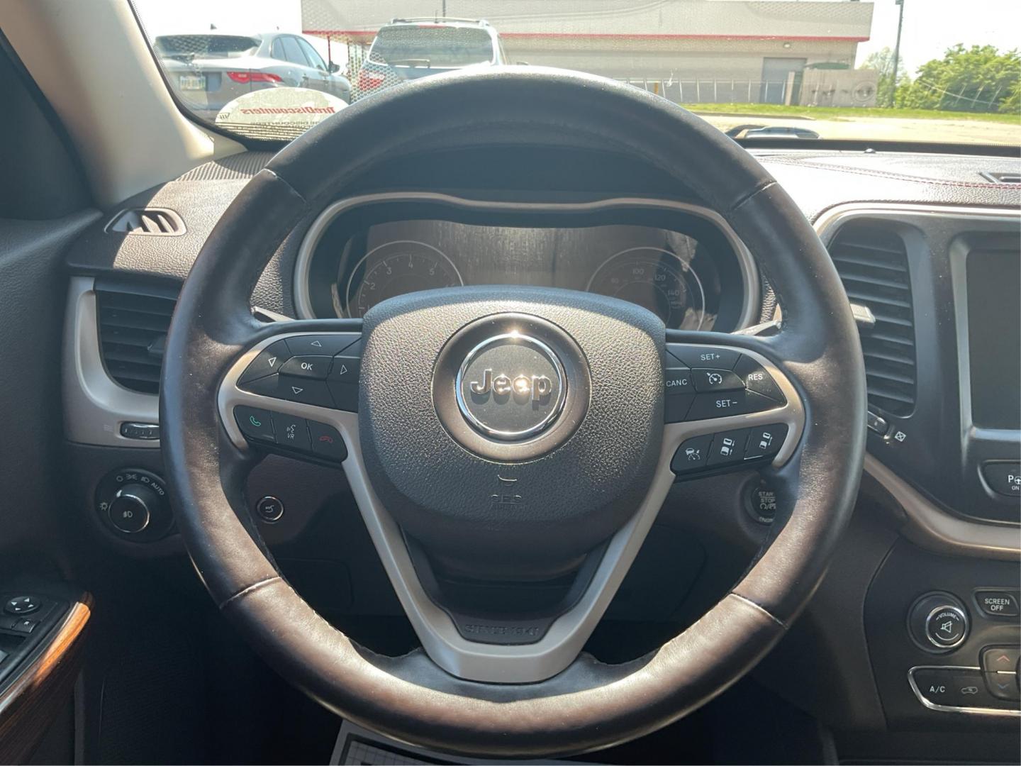 2015 Jeep Cherokee Trailhawk 4WD (1C4PJMBSXFW) with an 3.2L V6 DOHC 24V engine, 9-Speed Automatic transmission, located at 1184 Kauffman Ave, Fairborn, OH, 45324, (937) 908-9800, 39.807072, -84.031563 - Photo#14