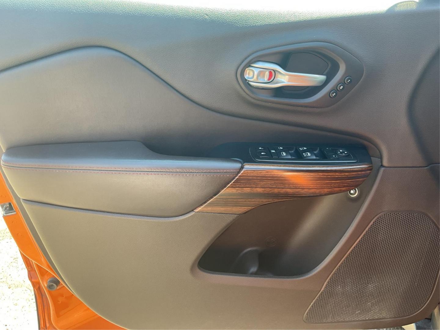 2015 Jeep Cherokee Trailhawk 4WD (1C4PJMBSXFW) with an 3.2L V6 DOHC 24V engine, 9-Speed Automatic transmission, located at 1184 Kauffman Ave, Fairborn, OH, 45324, (937) 908-9800, 39.807072, -84.031563 - Photo#17