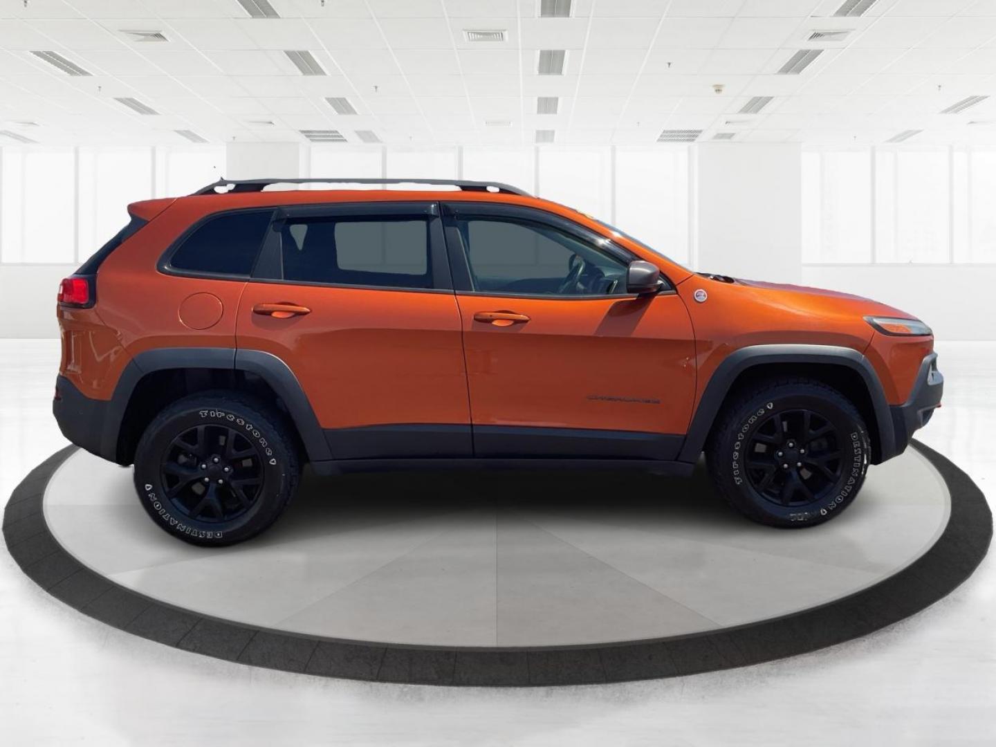 2015 Jeep Cherokee Trailhawk 4WD (1C4PJMBSXFW) with an 3.2L V6 DOHC 24V engine, 9-Speed Automatic transmission, located at 1184 Kauffman Ave, Fairborn, OH, 45324, (937) 908-9800, 39.807072, -84.031563 - Photo#1