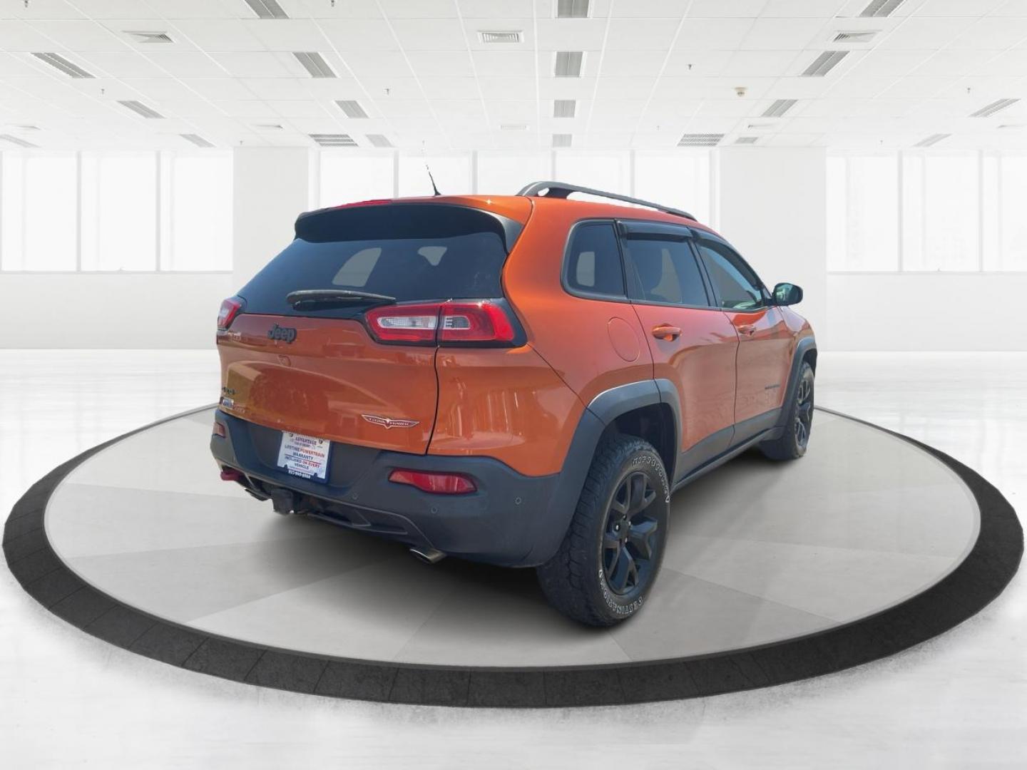 2015 Jeep Cherokee Trailhawk 4WD (1C4PJMBSXFW) with an 3.2L V6 DOHC 24V engine, 9-Speed Automatic transmission, located at 1184 Kauffman Ave, Fairborn, OH, 45324, (937) 908-9800, 39.807072, -84.031563 - Photo#2
