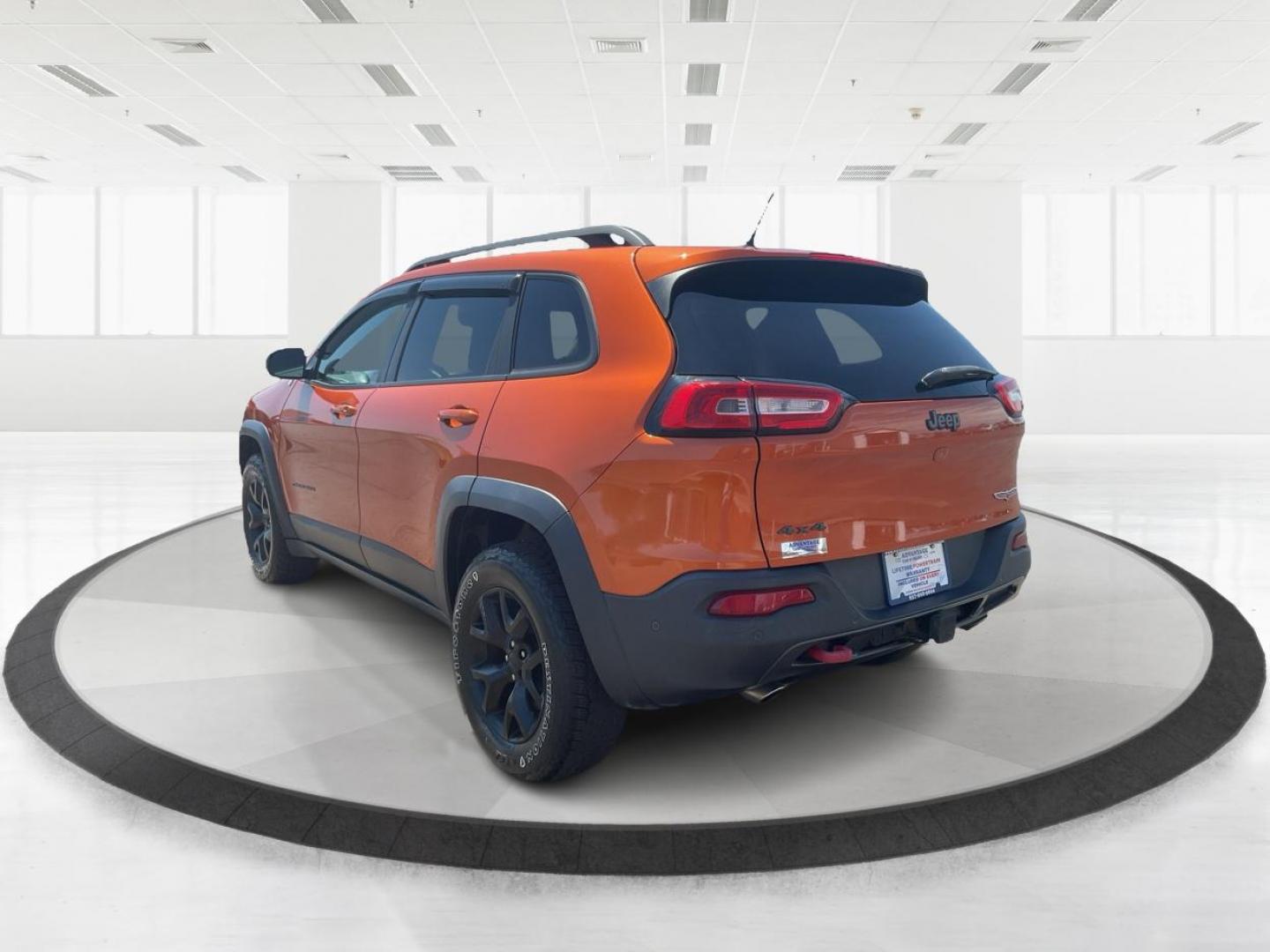2015 Jeep Cherokee Trailhawk 4WD (1C4PJMBSXFW) with an 3.2L V6 DOHC 24V engine, 9-Speed Automatic transmission, located at 1184 Kauffman Ave, Fairborn, OH, 45324, (937) 908-9800, 39.807072, -84.031563 - Photo#3