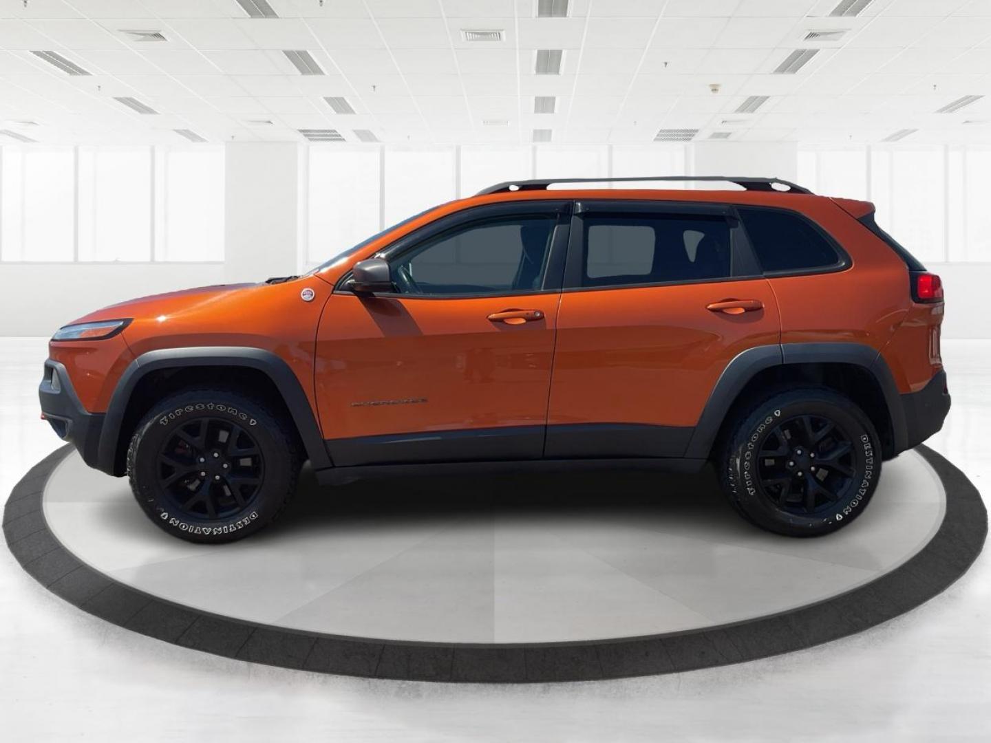 2015 Jeep Cherokee Trailhawk 4WD (1C4PJMBSXFW) with an 3.2L V6 DOHC 24V engine, 9-Speed Automatic transmission, located at 1184 Kauffman Ave, Fairborn, OH, 45324, (937) 908-9800, 39.807072, -84.031563 - Photo#4
