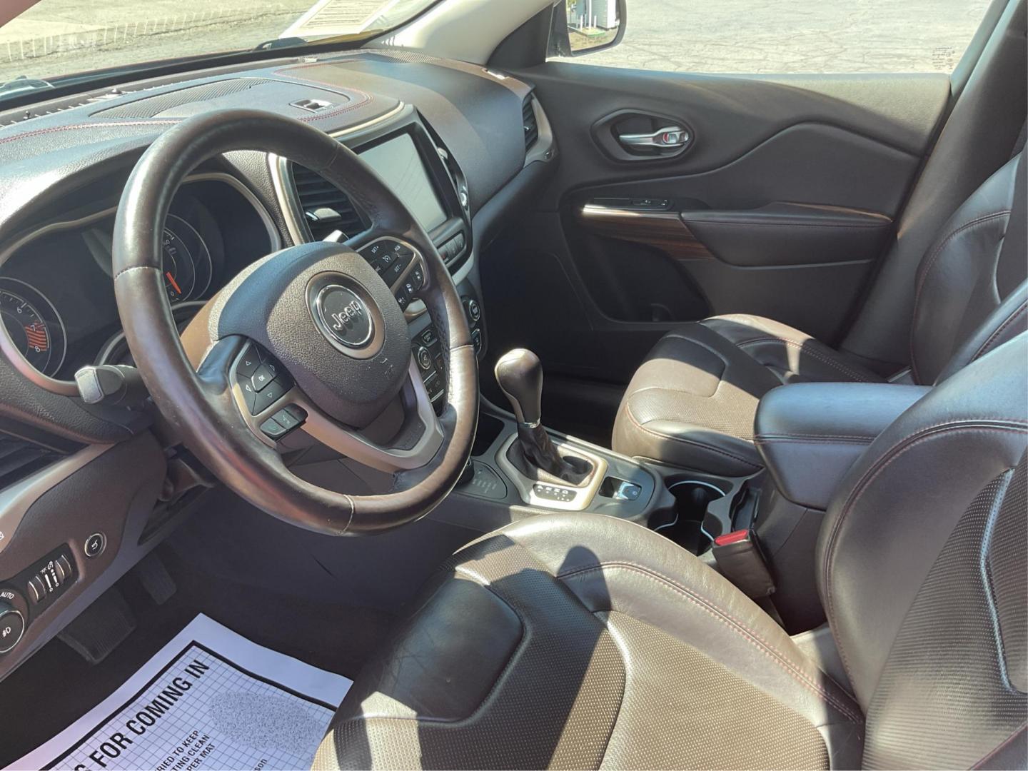 2015 Jeep Cherokee Trailhawk 4WD (1C4PJMBSXFW) with an 3.2L V6 DOHC 24V engine, 9-Speed Automatic transmission, located at 1184 Kauffman Ave, Fairborn, OH, 45324, (937) 908-9800, 39.807072, -84.031563 - Photo#7
