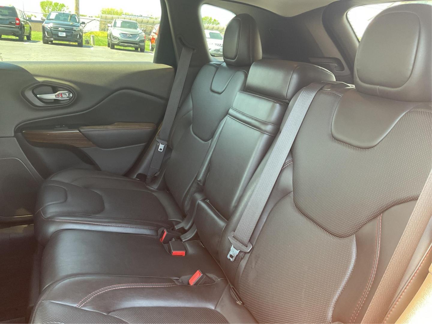 2015 Jeep Cherokee Trailhawk 4WD (1C4PJMBSXFW) with an 3.2L V6 DOHC 24V engine, 9-Speed Automatic transmission, located at 1184 Kauffman Ave, Fairborn, OH, 45324, (937) 908-9800, 39.807072, -84.031563 - Photo#8