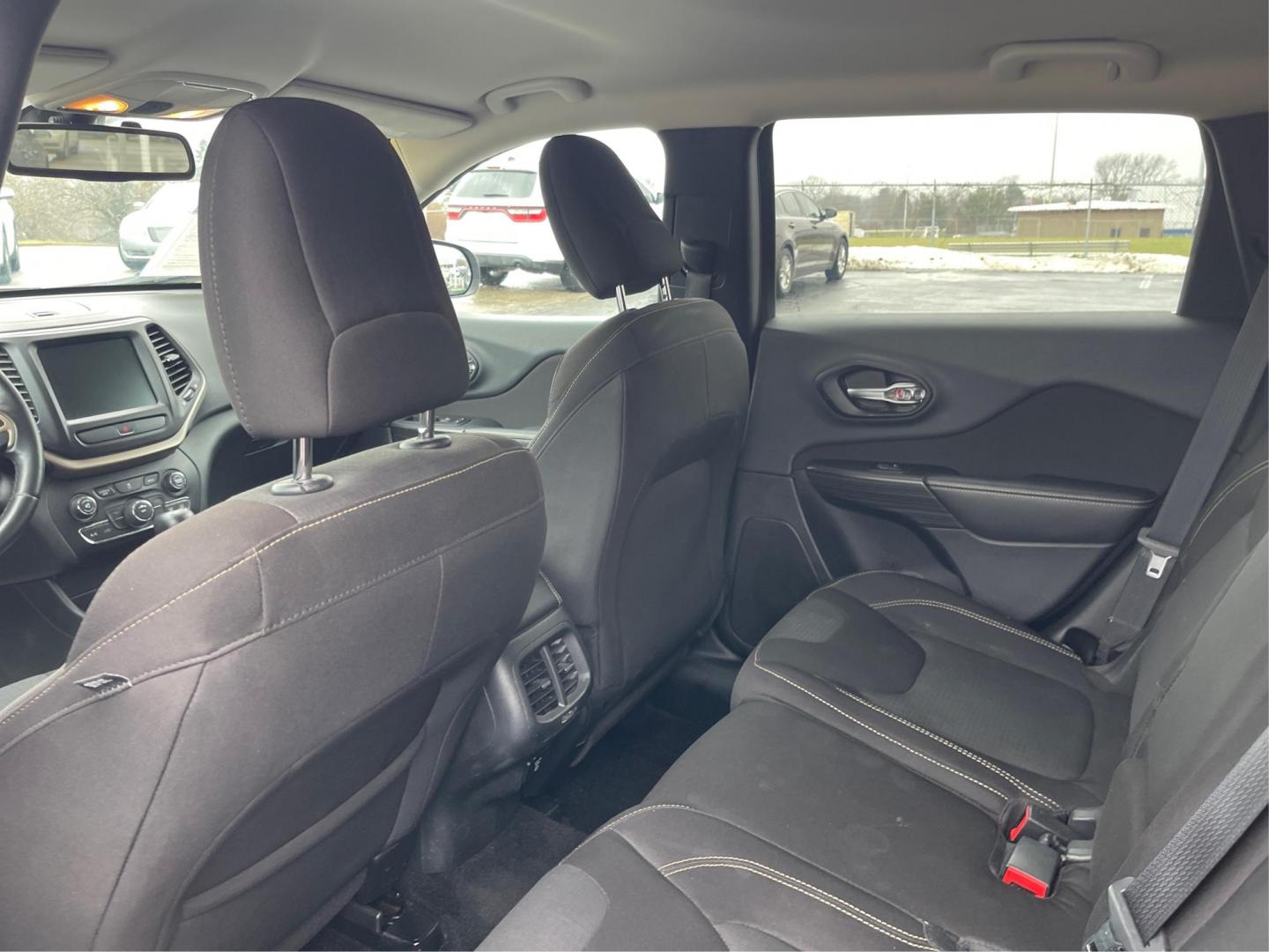 2015 Jeep Cherokee Latitude 4WD (1C4PJMCB8FW) with an 2.4L L4 DOHC 16V engine, 9-Speed Automatic transmission, located at 1230 East Main St, Xenia, OH, 45385, (937) 908-9800, 39.688042, -83.910538 - Photo#9