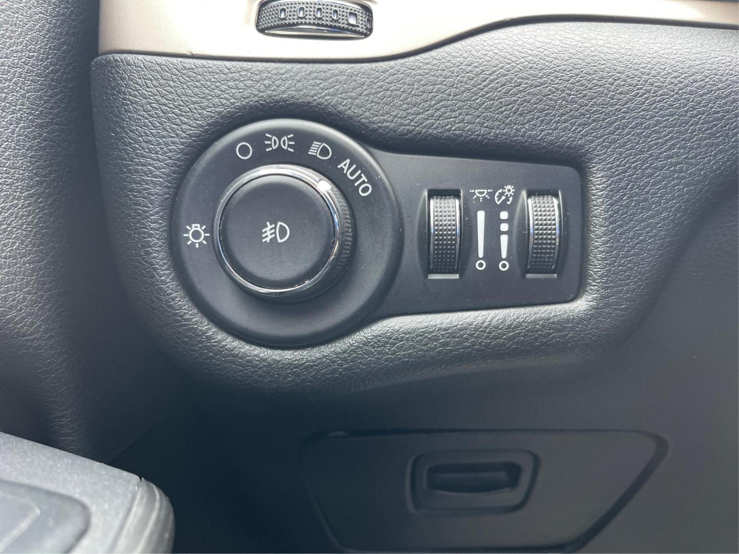 2015 Jeep Cherokee Latitude 4WD (1C4PJMCB8FW) with an 2.4L L4 DOHC 16V engine, 9-Speed Automatic transmission, located at 1230 East Main St, Xenia, OH, 45385, (937) 908-9800, 39.688042, -83.910538 - Photo#16