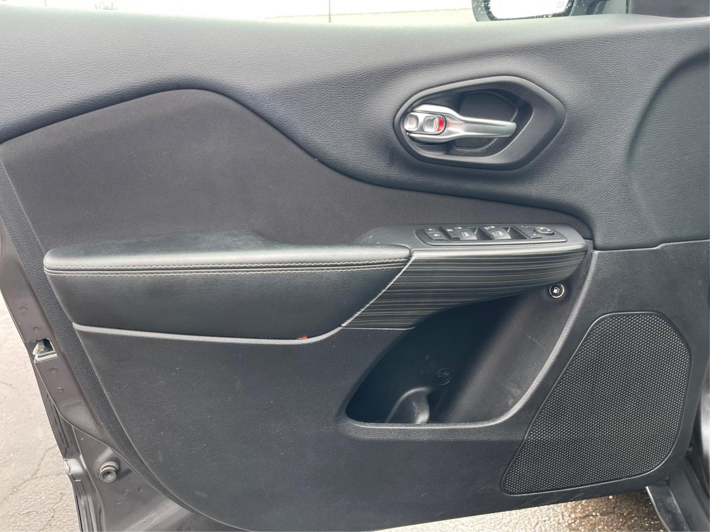 2015 Jeep Cherokee Latitude 4WD (1C4PJMCB8FW) with an 2.4L L4 DOHC 16V engine, 9-Speed Automatic transmission, located at 1230 East Main St, Xenia, OH, 45385, (937) 908-9800, 39.688042, -83.910538 - Photo#18