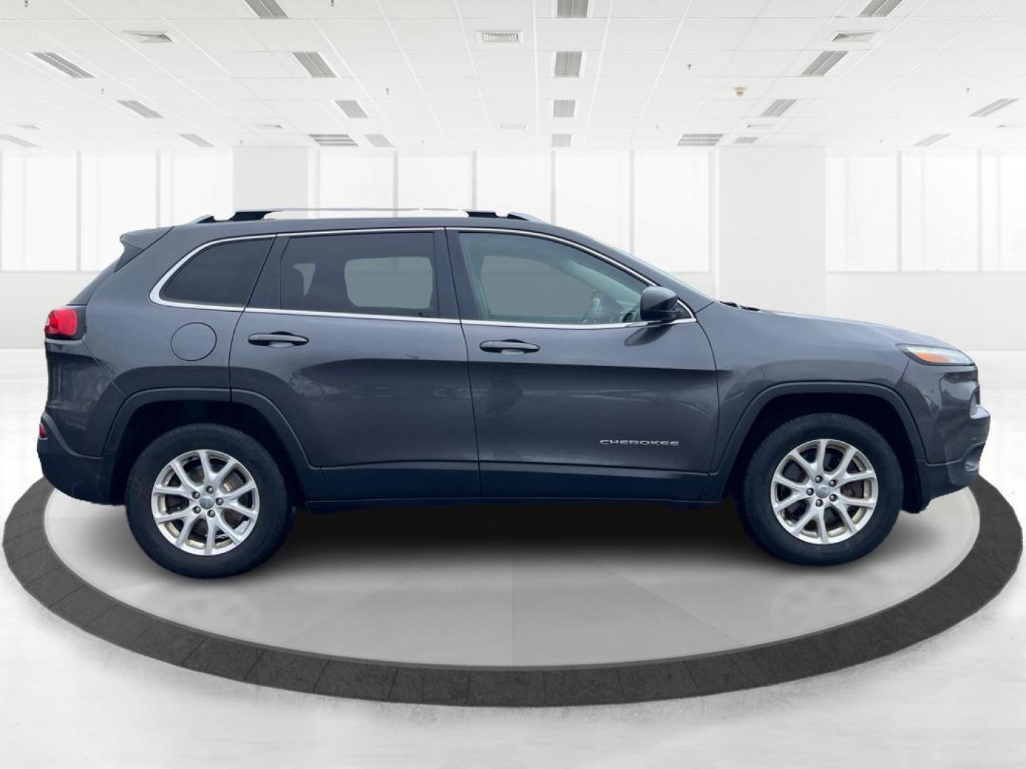 2015 Jeep Cherokee Latitude 4WD (1C4PJMCB8FW) with an 2.4L L4 DOHC 16V engine, 9-Speed Automatic transmission, located at 1230 East Main St, Xenia, OH, 45385, (937) 908-9800, 39.688042, -83.910538 - Photo#1