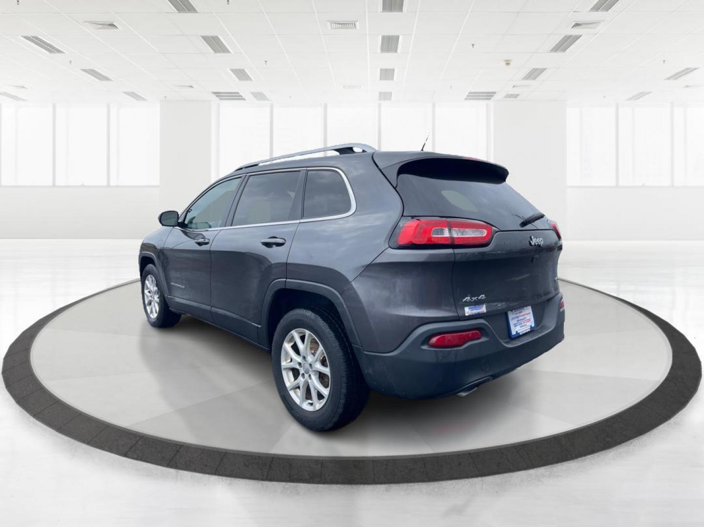 2015 Jeep Cherokee Latitude 4WD (1C4PJMCB8FW) with an 2.4L L4 DOHC 16V engine, 9-Speed Automatic transmission, located at 1230 East Main St, Xenia, OH, 45385, (937) 908-9800, 39.688042, -83.910538 - Photo#4