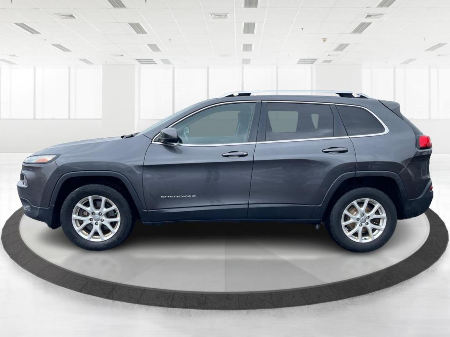 2015 Jeep Cherokee Latitude 4WD (1C4PJMCB8FW) with an 2.4L L4 DOHC 16V engine, 9-Speed Automatic transmission, located at 1230 East Main St, Xenia, OH, 45385, (937) 908-9800, 39.688042, -83.910538 - Photo#5
