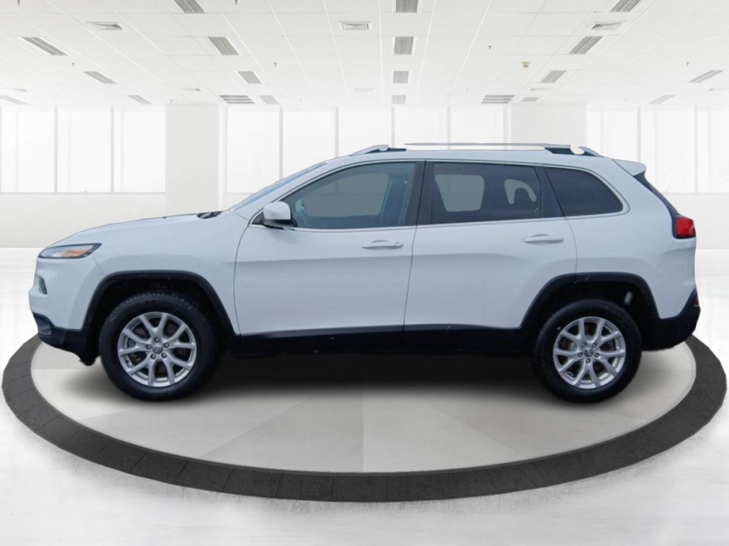 2015 Jeep Cherokee Latitude 4WD (1C4PJMCB6FW) with an 2.4L L4 DOHC 16V engine, 9-Speed Automatic transmission, located at 1099 N County Rd 25A , Troy, OH, 45373, (937) 908-9800, 40.057041, -84.215462 - Photo#5
