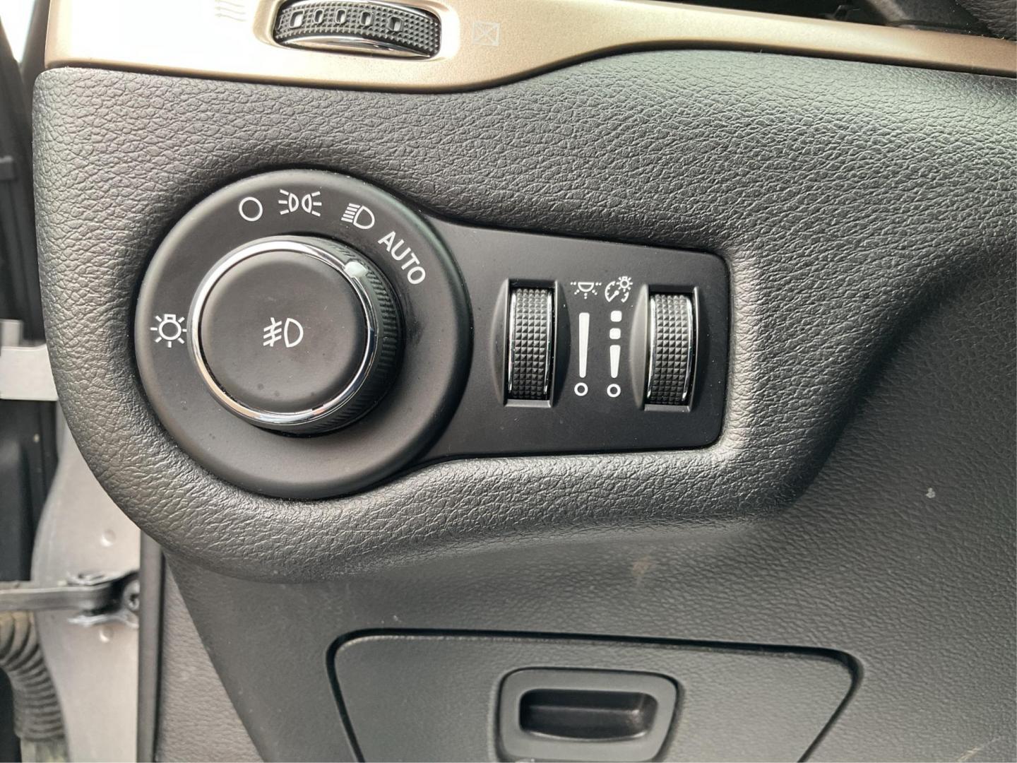 2015 Jeep Cherokee Latitude (1C4PJLCB7FW) with an MultiAir 2.4L I-4 variable valve control engine, located at 401 Woodman Dr, Riverside, OH, 45431, (937) 908-9800, 39.761024, -84.120956 - Photo#15