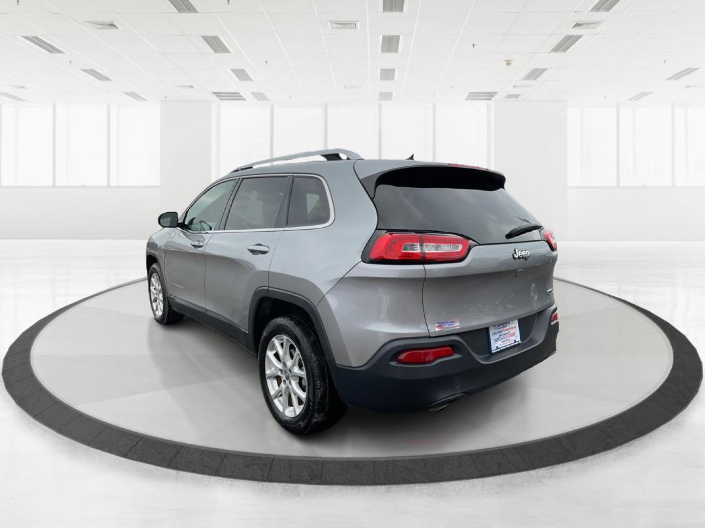 2015 Jeep Cherokee Latitude (1C4PJLCB7FW) with an MultiAir 2.4L I-4 variable valve control engine, located at 401 Woodman Dr, Riverside, OH, 45431, (937) 908-9800, 39.761024, -84.120956 - Photo#3