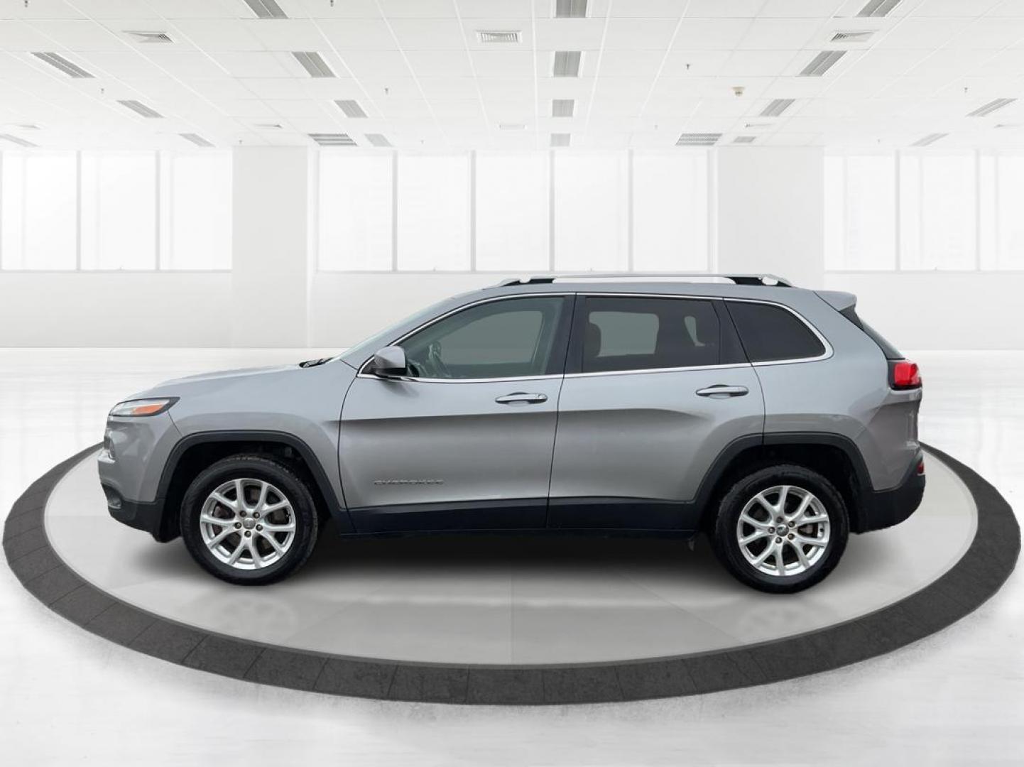 2015 Jeep Cherokee Latitude (1C4PJLCB7FW) with an MultiAir 2.4L I-4 variable valve control engine, located at 401 Woodman Dr, Riverside, OH, 45431, (937) 908-9800, 39.761024, -84.120956 - Photo#4
