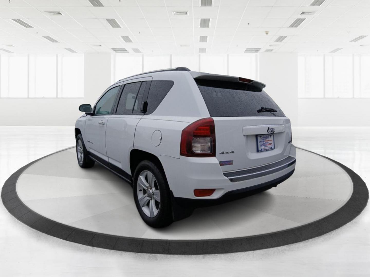 2015 Jeep Compass Latitude 4WD (1C4NJDEB2FD) with an 2.4L L4 DOHC 16V engine, 6-Speed Automatic transmission, located at 1184 Kauffman Ave, Fairborn, OH, 45324, (937) 908-9800, 39.807072, -84.031563 - Photo#4