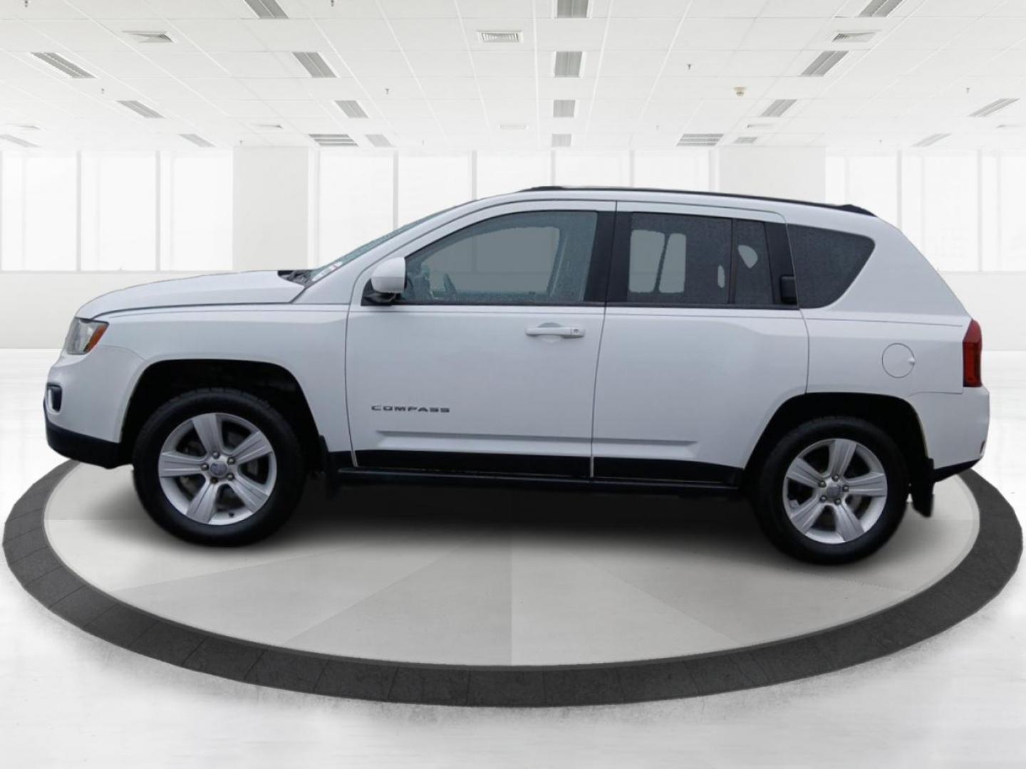 2015 Jeep Compass Latitude 4WD (1C4NJDEB2FD) with an 2.4L L4 DOHC 16V engine, 6-Speed Automatic transmission, located at 1184 Kauffman Ave, Fairborn, OH, 45324, (937) 908-9800, 39.807072, -84.031563 - Photo#5