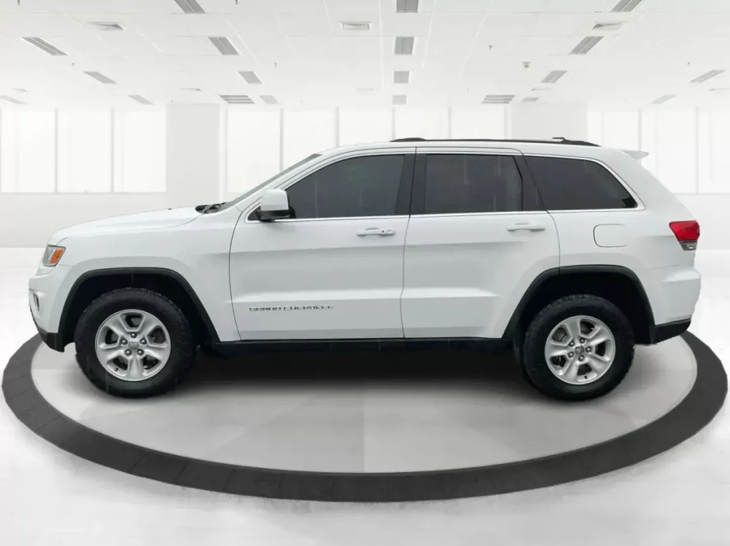 2015 Jeep Grand Cherokee Laredo (1C4RJFAG7FC) with an 3.6L V-6 DOHC engine, located at 8750 N County Rd 25A, Piqua, OH, 45356, (937) 908-9800, 40.164391, -84.232513 - Photo#5