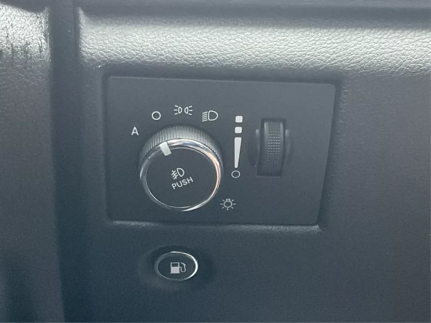 2015 Jeep Grand Cherokee Laredo (1C4RJFAG7FC) with an 3.6L V-6 DOHC engine, located at 8750 N County Rd 25A, Piqua, OH, 45356, (937) 908-9800, 40.164391, -84.232513 - Photo#16