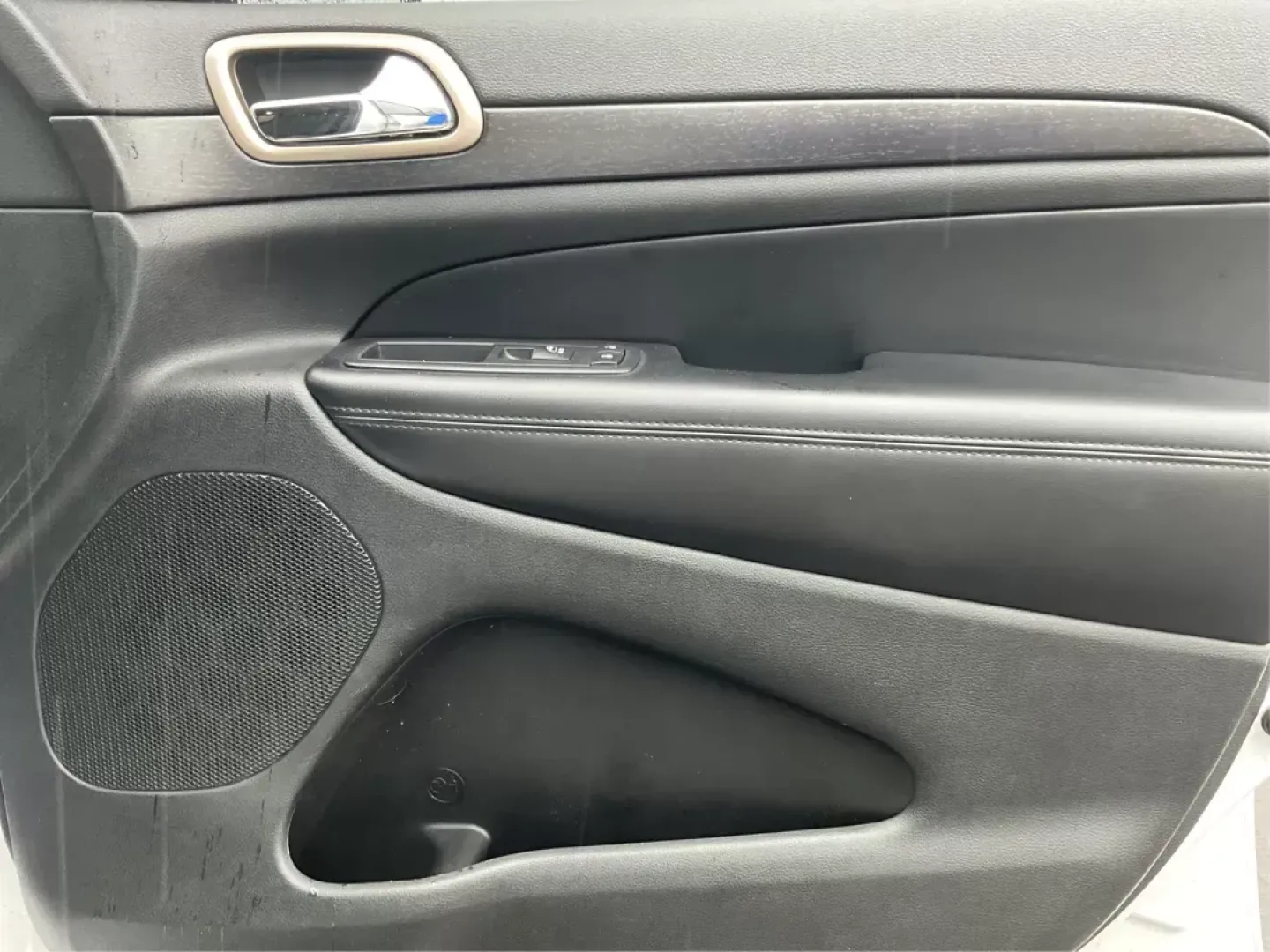 2015 Jeep Grand Cherokee Laredo (1C4RJFAG7FC) with an 3.6L V-6 DOHC engine, located at 8750 N County Rd 25A, Piqua, OH, 45356, (937) 908-9800, 40.164391, -84.232513 - Photo#19
