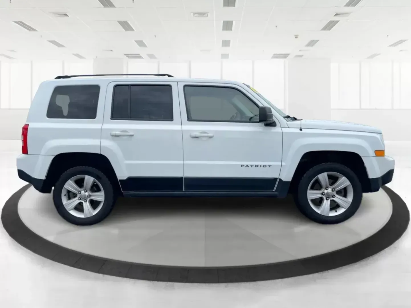 2015 Jeep Patriot Latitude (1C4NJRFB0FD) with an 2.4L I-4 DOHC engine, located at 1184 Kauffman Ave, Fairborn, OH, 45324, (937) 908-9800, 39.807072, -84.031563 - Photo#1