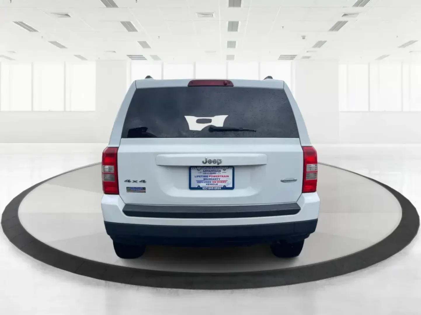 2015 Jeep Patriot Latitude (1C4NJRFB0FD) with an 2.4L I-4 DOHC engine, located at 1184 Kauffman Ave, Fairborn, OH, 45324, (937) 908-9800, 39.807072, -84.031563 - Photo#3