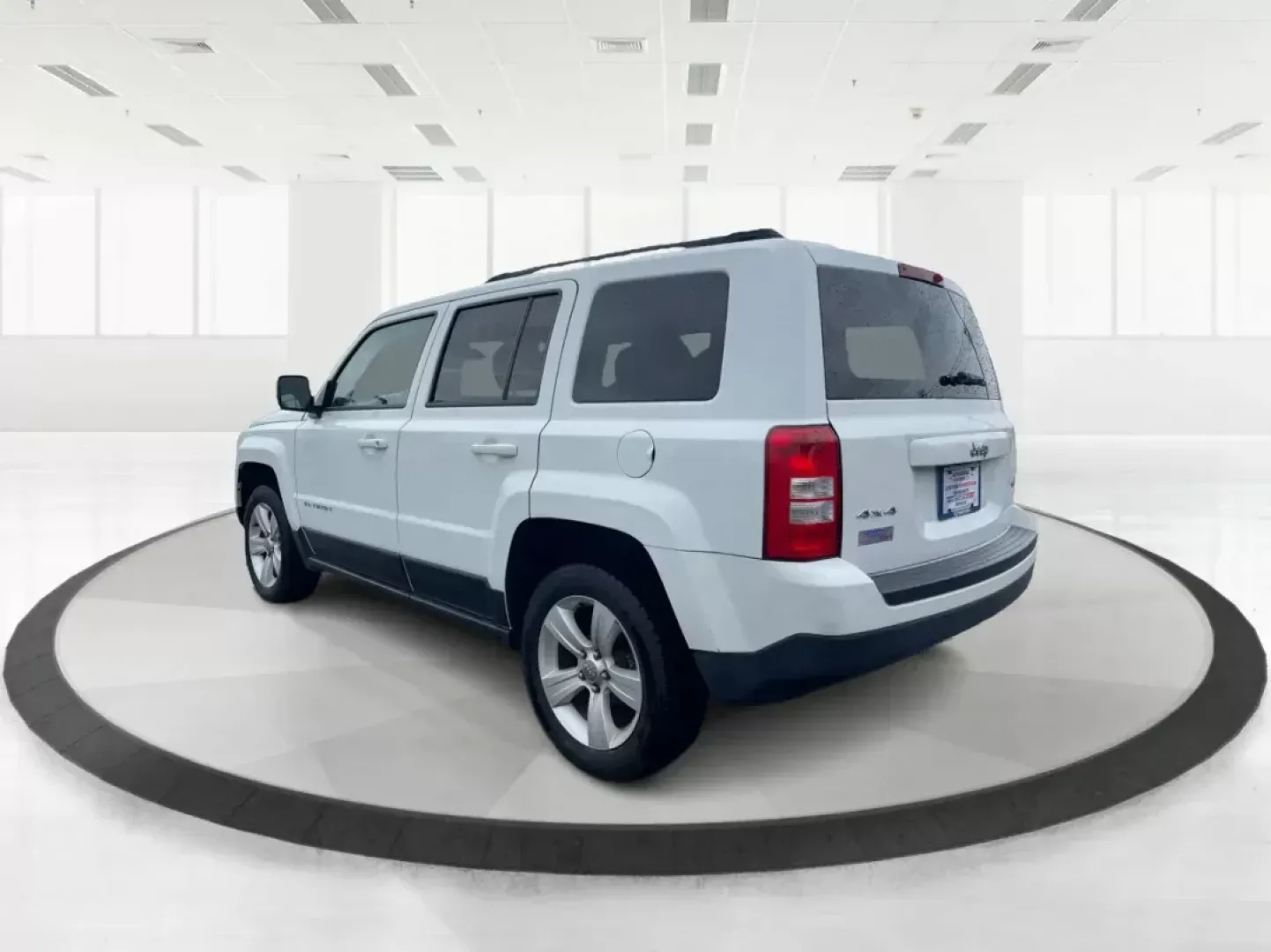 2015 Jeep Patriot Latitude (1C4NJRFB0FD) with an 2.4L I-4 DOHC engine, located at 1184 Kauffman Ave, Fairborn, OH, 45324, (937) 908-9800, 39.807072, -84.031563 - Photo#4