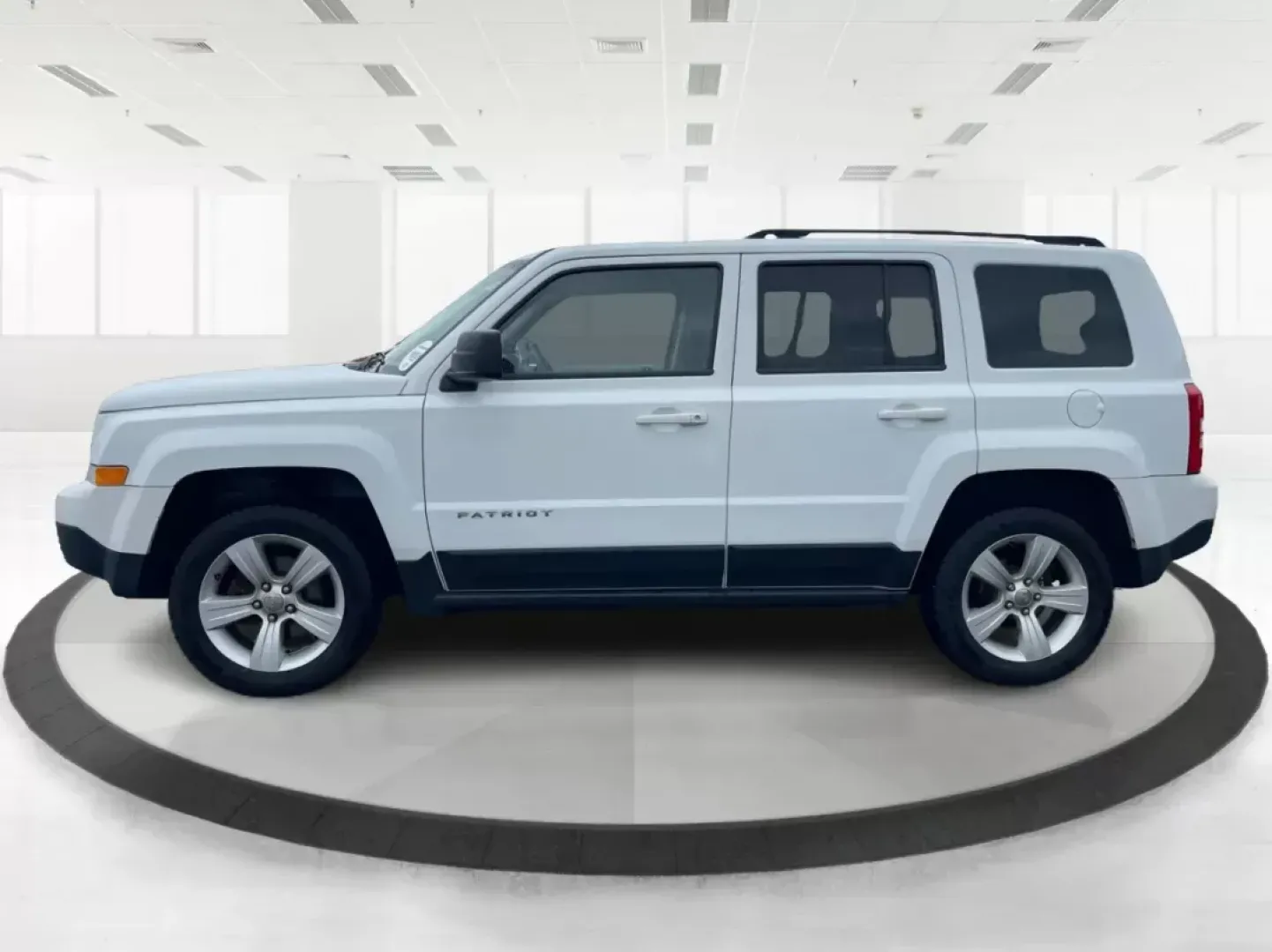 2015 Jeep Patriot Latitude (1C4NJRFB0FD) with an 2.4L I-4 DOHC engine, located at 1184 Kauffman Ave, Fairborn, OH, 45324, (937) 908-9800, 39.807072, -84.031563 - Photo#5