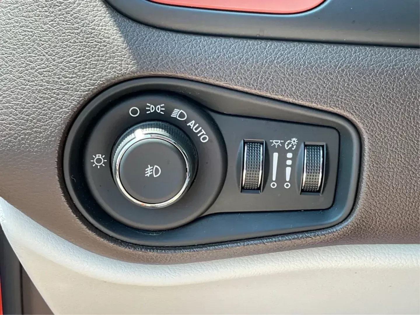 2015 Jeep Renegade Latitude 4WD (ZACCJBBT2FP) with an 2.4L L4 DOHC 16V engine, 6-Speed Manual transmission, located at 4508 South Dixie Dr, Moraine, OH, 45439, (937) 908-9800, 39.807072, -84.031563 - Photo#16