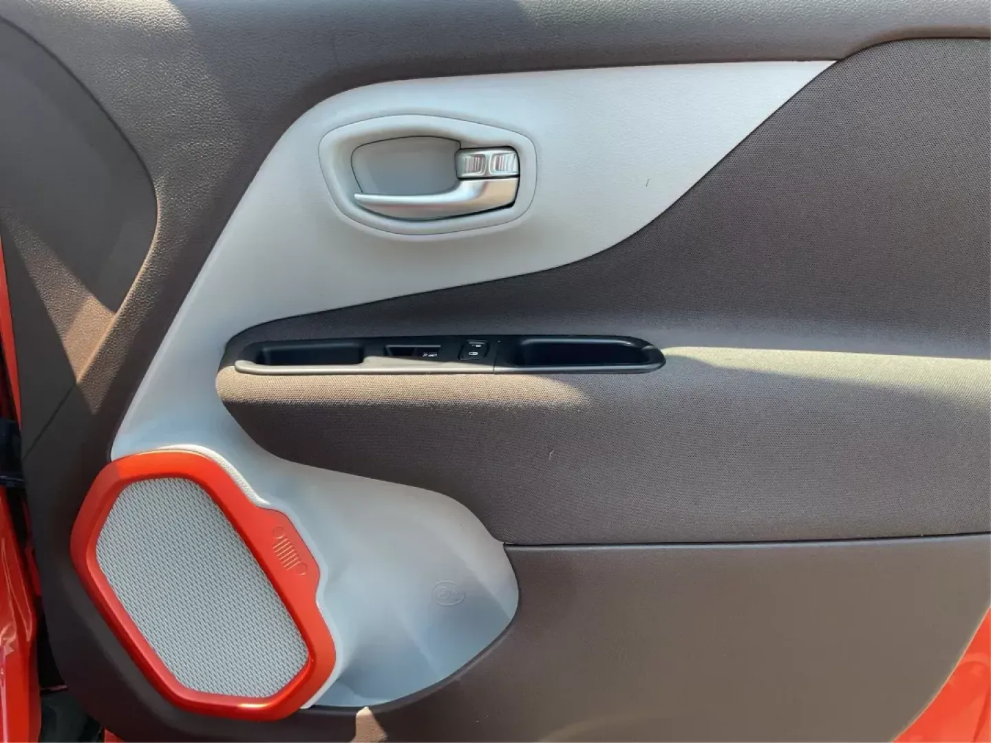 2015 Jeep Renegade Latitude 4WD (ZACCJBBT2FP) with an 2.4L L4 DOHC 16V engine, 6-Speed Manual transmission, located at 4508 South Dixie Dr, Moraine, OH, 45439, (937) 908-9800, 39.807072, -84.031563 - Photo#18