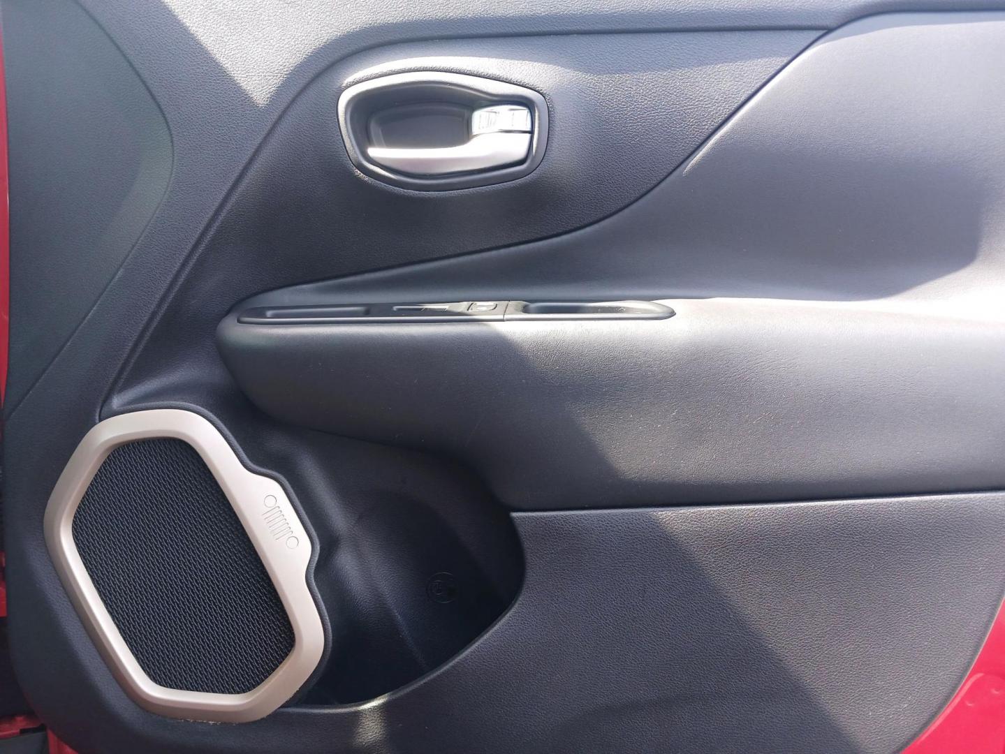 2015 Jeep Renegade Limited FWD (ZACCJADT0FP) with an 2.4L L4 DOHC 16V engine, 9-Speed Automatic transmission, located at 1184 Kauffman Ave, Fairborn, OH, 45324, (937) 908-9800, 39.807072, -84.031563 - Photo#19