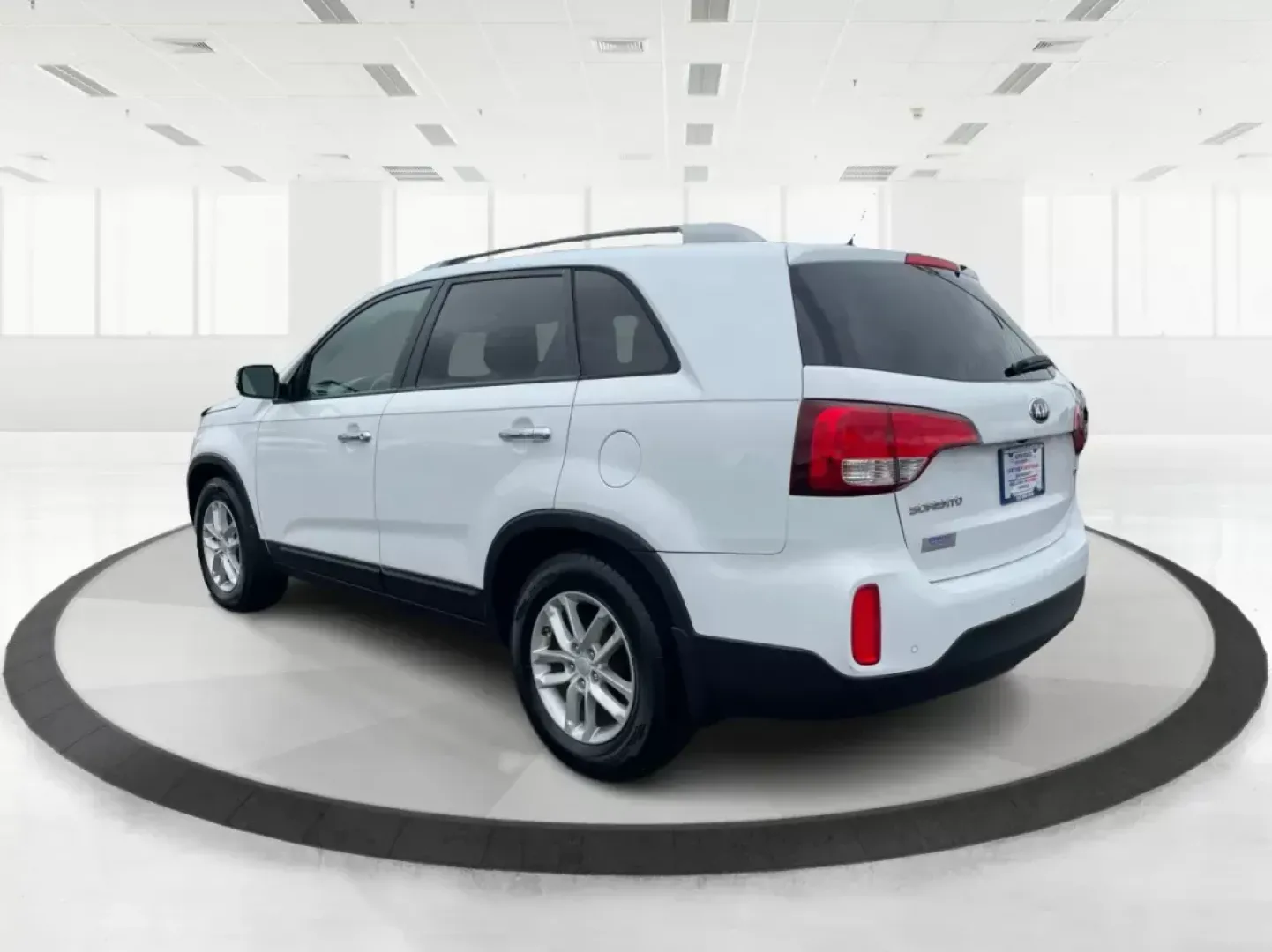2015 Kia Sorento LX (5XYKT4A61FG) with an 2.4L I-4 gasoline direct injection engine, located at 8750 N County Rd 25A, Piqua, OH, 45356, (937) 908-9800, 40.164391, -84.232513 - Photo#4