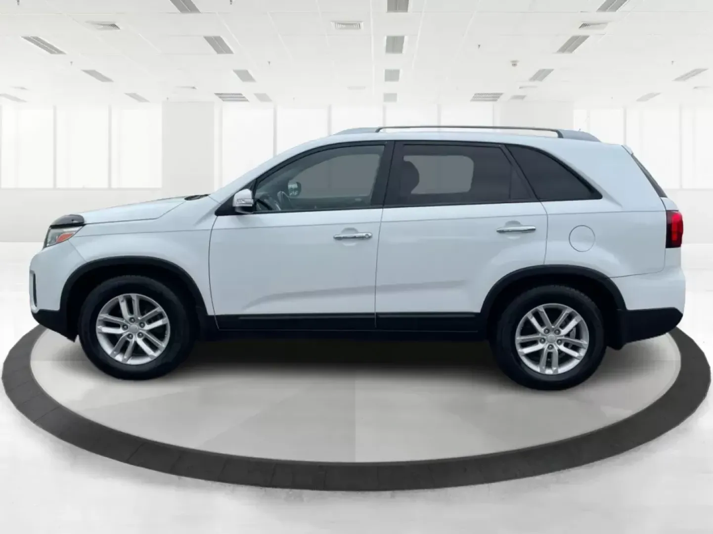 2015 Kia Sorento LX (5XYKT4A61FG) with an 2.4L I-4 gasoline direct injection engine, located at 8750 N County Rd 25A, Piqua, OH, 45356, (937) 908-9800, 40.164391, -84.232513 - Photo#5