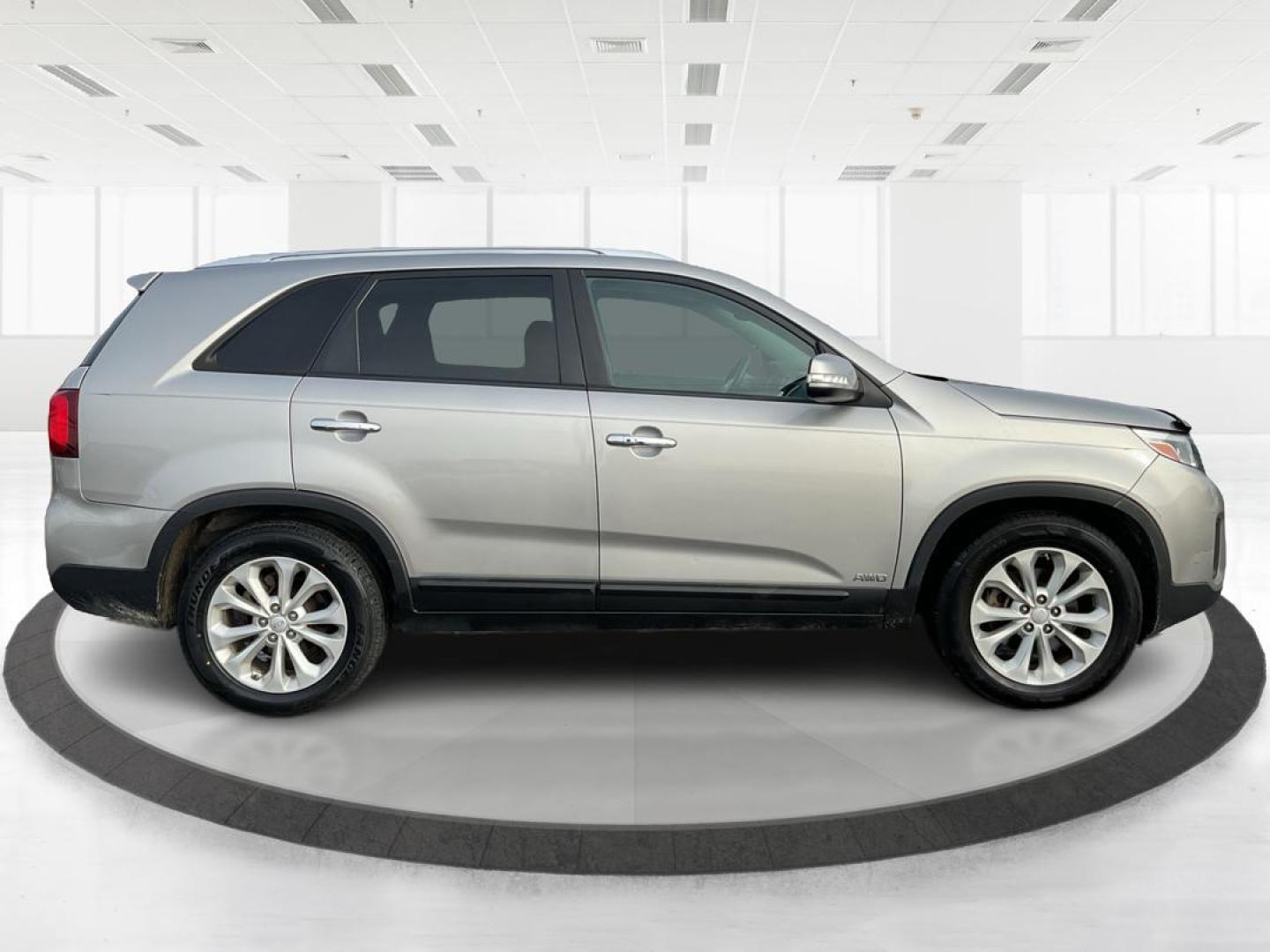 2015 Kia Sorento EX V6 (5XYKUDA73FG) with an Lambda II 3.3L V-6 gasoline direct injection engine, located at 4508 South Dixie Dr, Moraine, OH, 45439, (937) 908-9800, 39.807072, -84.031563 - Photo#1
