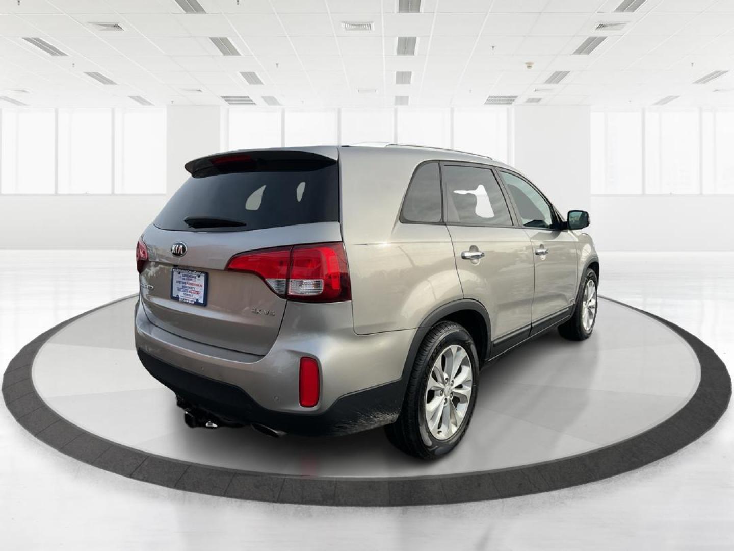 2015 Kia Sorento EX V6 (5XYKUDA73FG) with an Lambda II 3.3L V-6 gasoline direct injection engine, located at 4508 South Dixie Dr, Moraine, OH, 45439, (937) 908-9800, 39.807072, -84.031563 - Photo#2