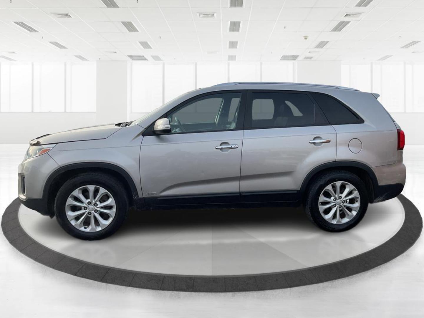 2015 Kia Sorento EX V6 (5XYKUDA73FG) with an Lambda II 3.3L V-6 gasoline direct injection engine, located at 4508 South Dixie Dr, Moraine, OH, 45439, (937) 908-9800, 39.807072, -84.031563 - Photo#5