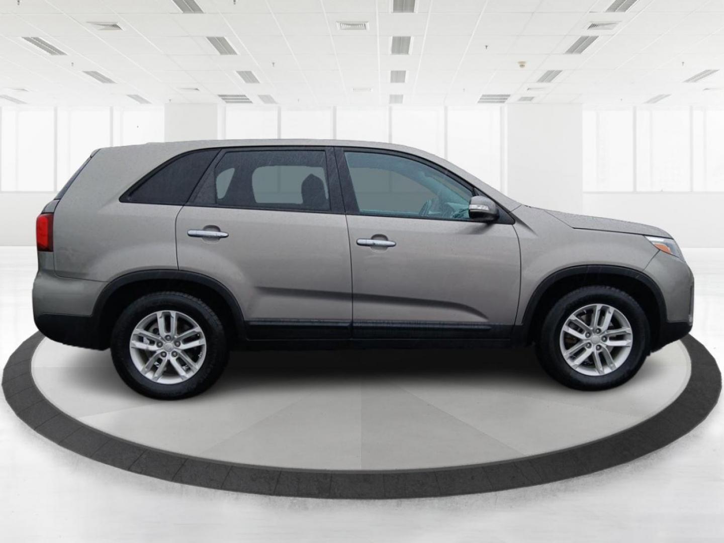 2015 Kia Sorento LX 2WD (5XYKT3A61FG) with an 2.4L L4 DOHC 16V engine, 6-Speed Automatic transmission, located at 1184 Kauffman Ave, Fairborn, OH, 45324, (937) 908-9800, 39.807072, -84.031563 - Photo#1