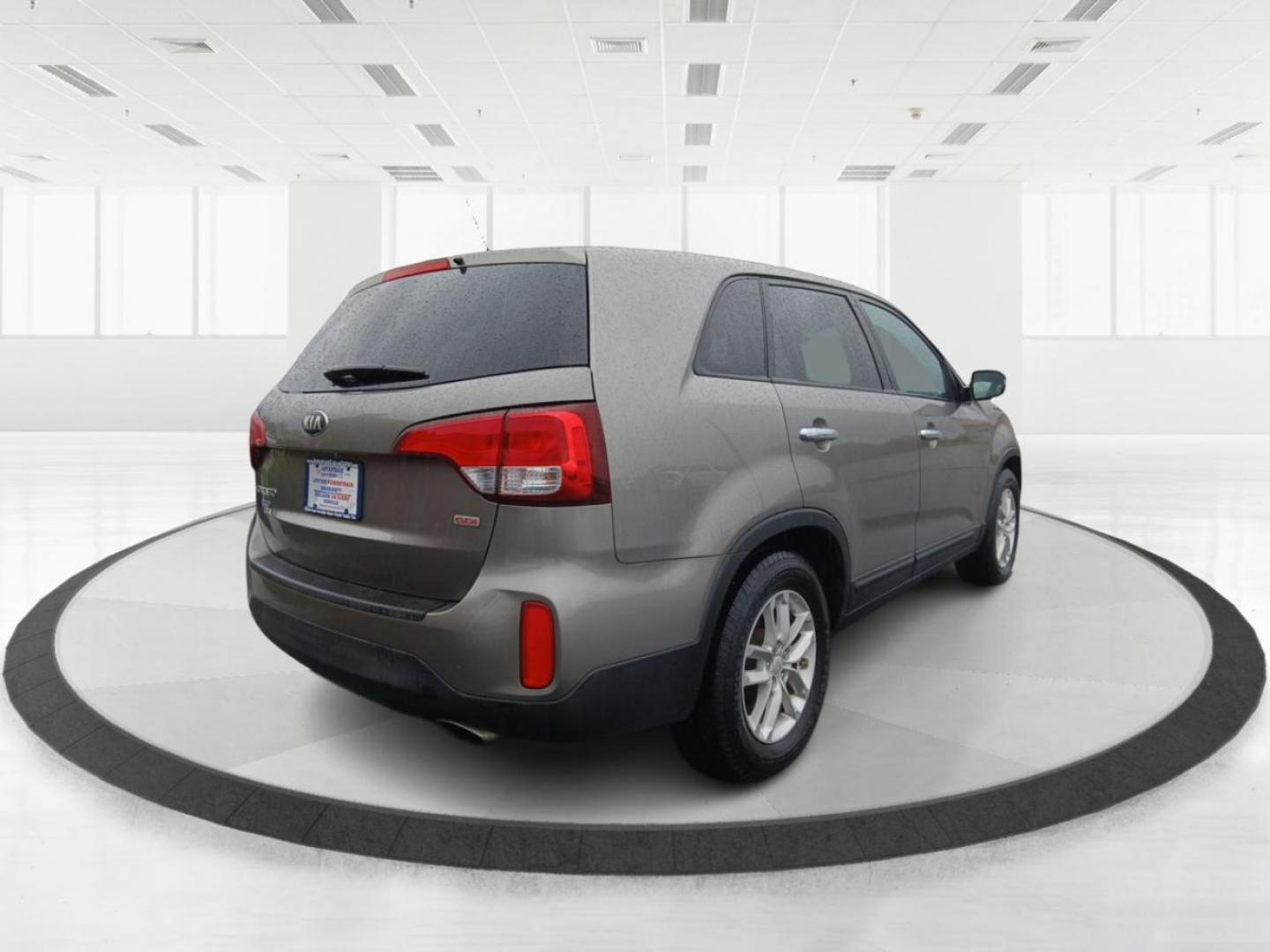 2015 Kia Sorento LX 2WD (5XYKT3A61FG) with an 2.4L L4 DOHC 16V engine, 6-Speed Automatic transmission, located at 1184 Kauffman Ave, Fairborn, OH, 45324, (937) 908-9800, 39.807072, -84.031563 - Photo#2