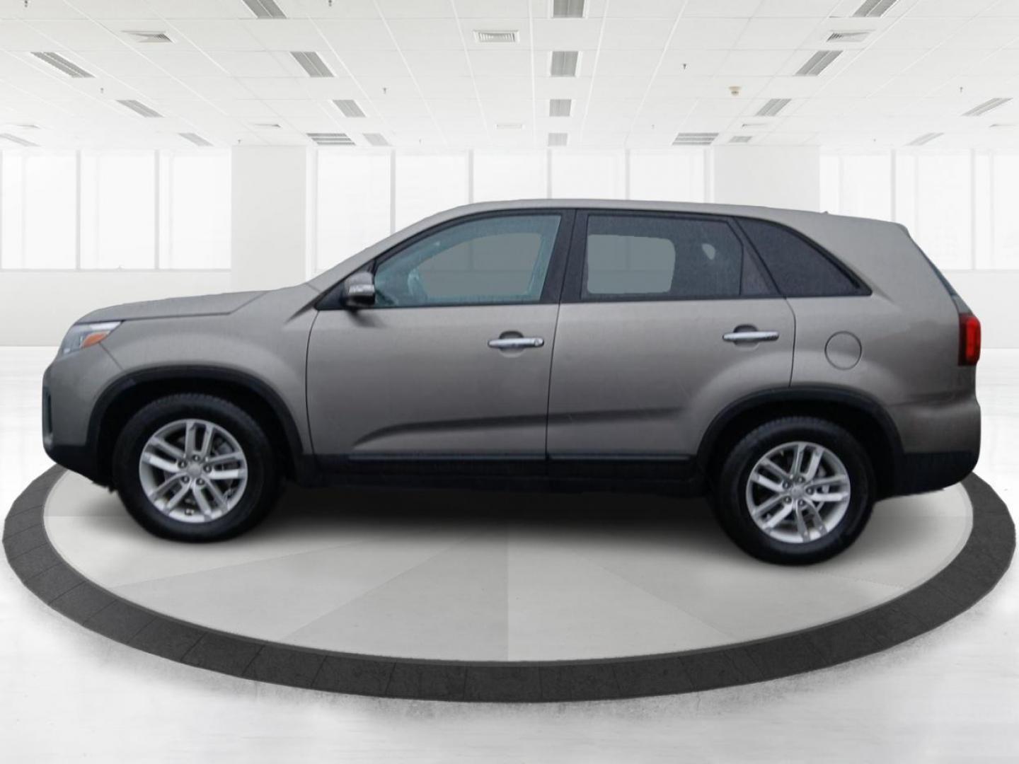 2015 Kia Sorento LX 2WD (5XYKT3A61FG) with an 2.4L L4 DOHC 16V engine, 6-Speed Automatic transmission, located at 1184 Kauffman Ave, Fairborn, OH, 45324, (937) 908-9800, 39.807072, -84.031563 - Photo#5